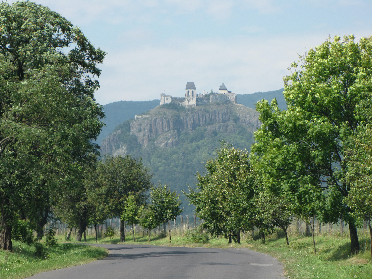 Castle ruins along the Blue Trail. Image: handras404-Indafotó/Wikimedia Commons under a CC licence