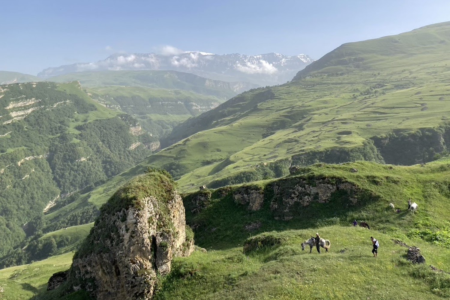 Mountains along a hiking trail in Azerbaijan. Image courtesy of the Transcaucasian Trail Association