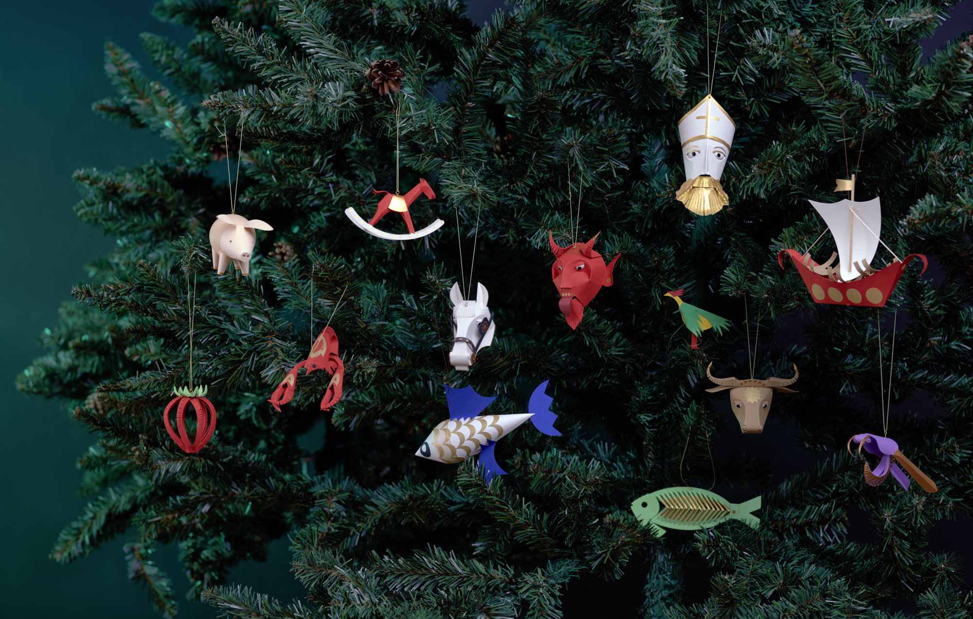 Christmas-tree decorations from the Kraków Workshops (1913 – 1926). Designs by Zdzisław Gedliczka. Artist’s recreations by Dr Anna Myczkowska-Szczerska based on original templates and surviving decorations. Image: Anna Olchawska & Tomasz Markowski