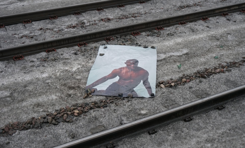 Fading Beauty: Intervention. Physically, the image begins to dissolve outside the train window, escaping the gaze of a person immersed in their own world and having the opportunity to grasp an image only fleetingly