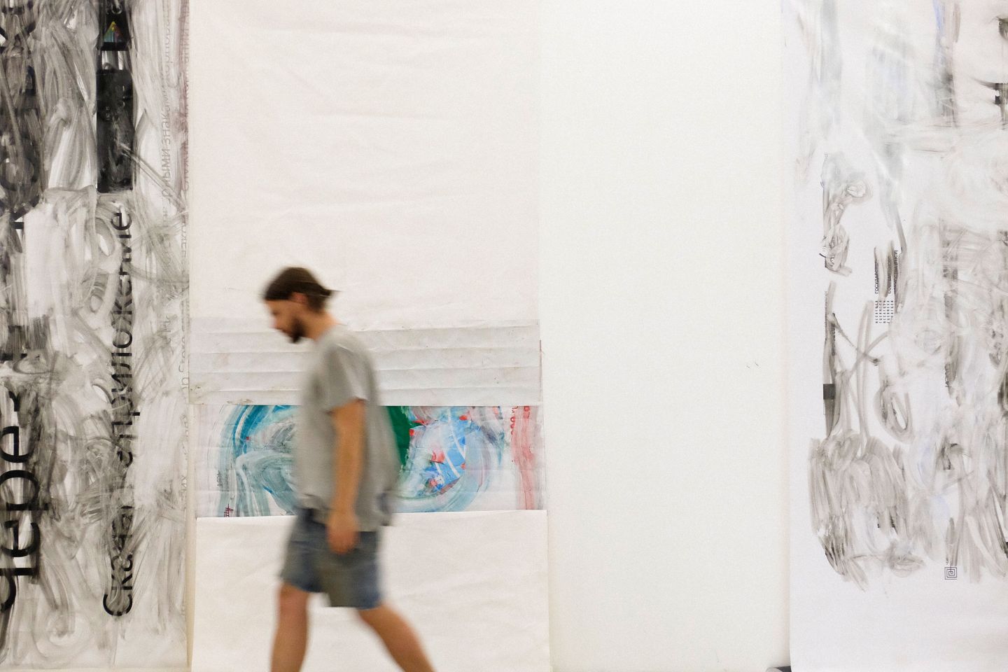 Egor Fedorychev during the work at his personal show A Pleat on the Curtain, 2017. CCA Winzavod, Moscow, 2017