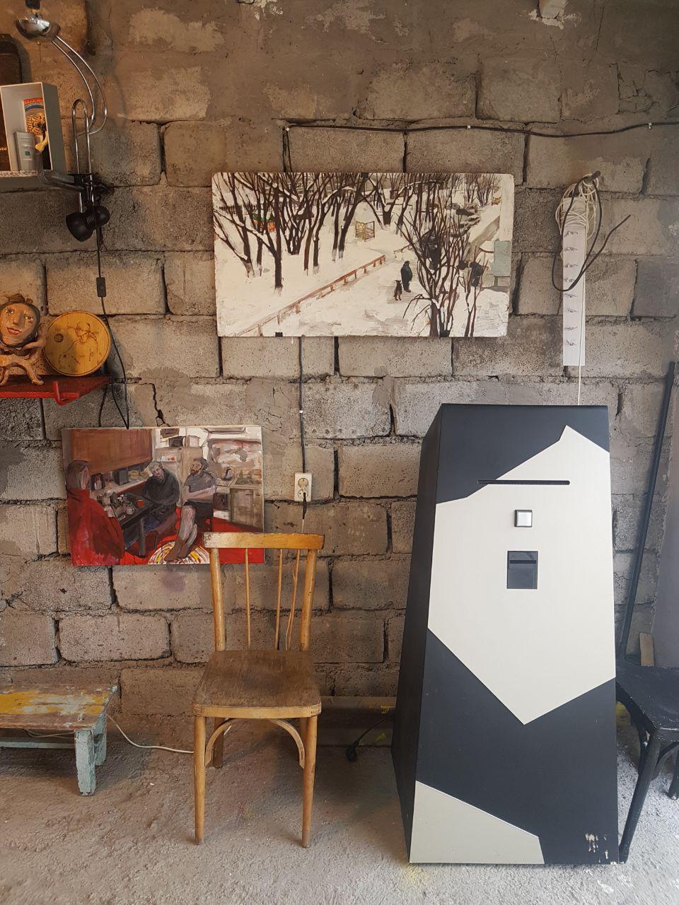 Bankomart at the Narodnaya gallery, 2019. By putting a note of any value into the machine, a user will get an authentic artwork