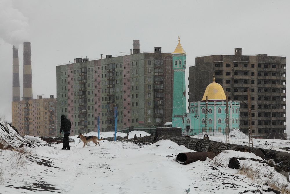 Без суровая. Норильск разруха. Норильск худший город России. Норильск вымирание. Норильск вымирающий город.