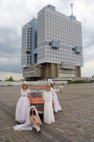 Banding, 2008 (with Masha Kovaleva, Masha Timonina) is an ironic exploration of modern wedding rituals: dressing up and taking photos with tourist attractions. The “brides” also asked male passersby to put rings on their fingers. Photo: Alexander Lubin