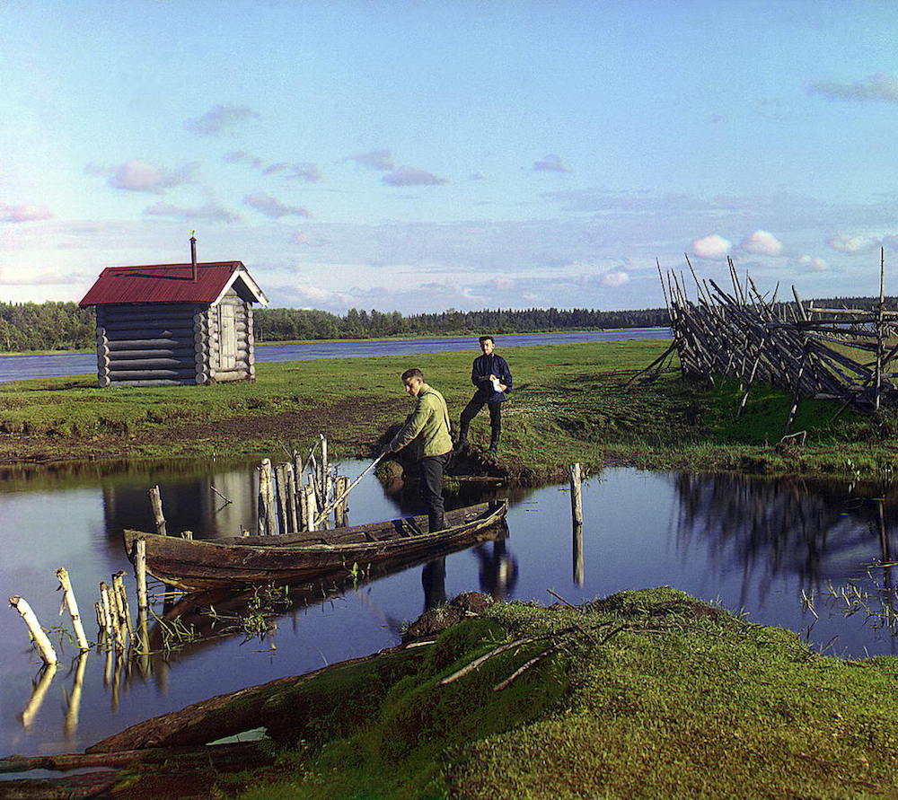 Image: Two men with a rowing boat, 1909.