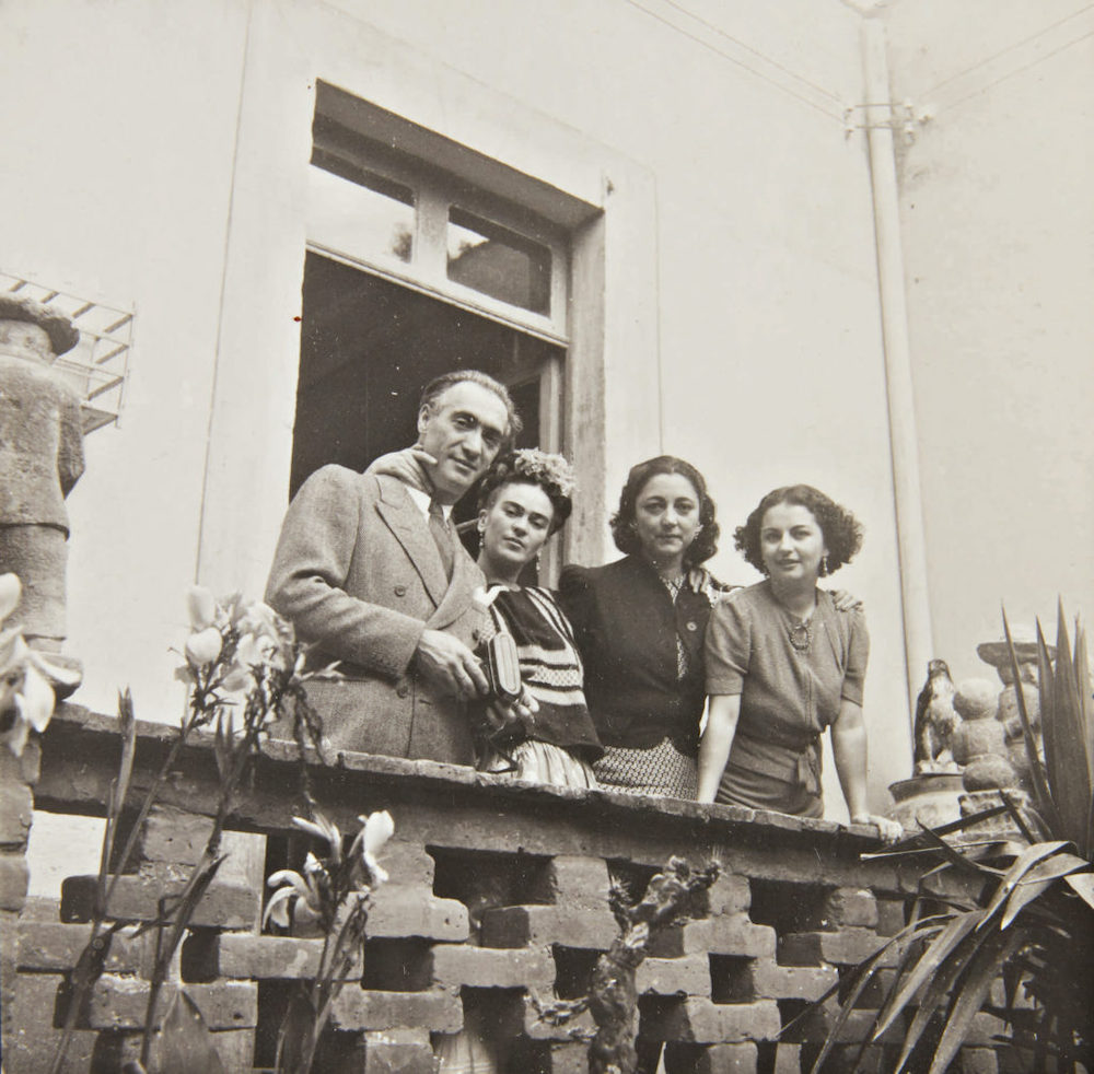 Nickolas Muray, Frida Kahlo, Rosa Covarrubias, and Cristina Kahlo (1939). 