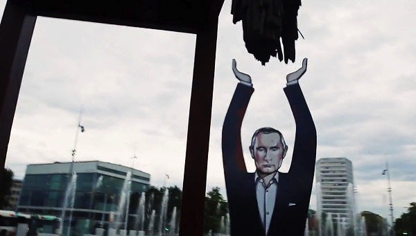 Cardboard cut-out of Putin props up Geneva's Broken Chair