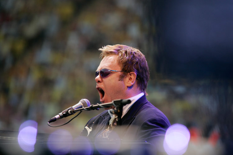 Elton John denounces "vicious homophobia" in Russia