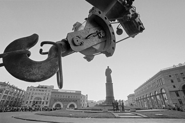 Lubyanka Square (1991). Photograph: Vladimir Filonov