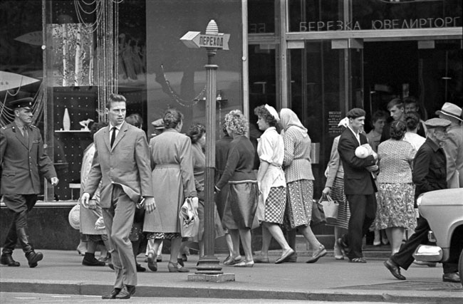 By Beryozka Store, Gorky Street (1962). Photograph: Yuri Krivonosov