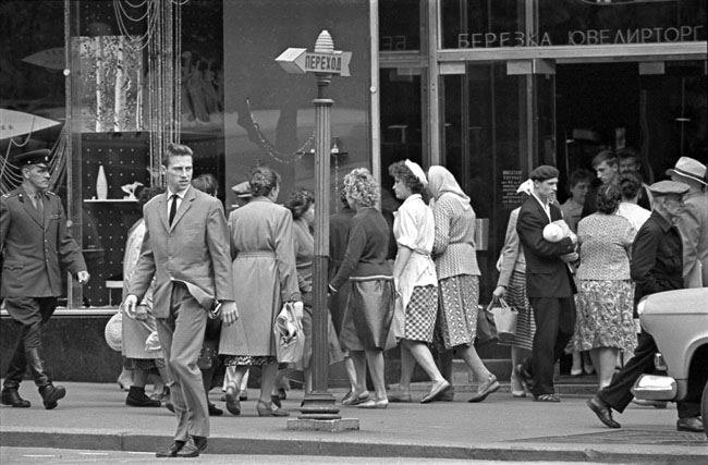 By Beryozka Store, Gorky Street (1962). Photograph: Yuri Krivonosov