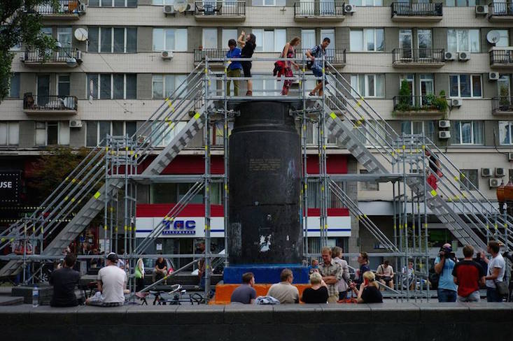 Kiev installation lets you stand in Lenin’s shoes