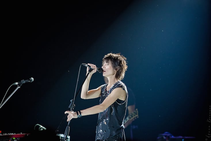 Concert promoters to shun Russian rock star Zemfira for waving Ukrainian flag