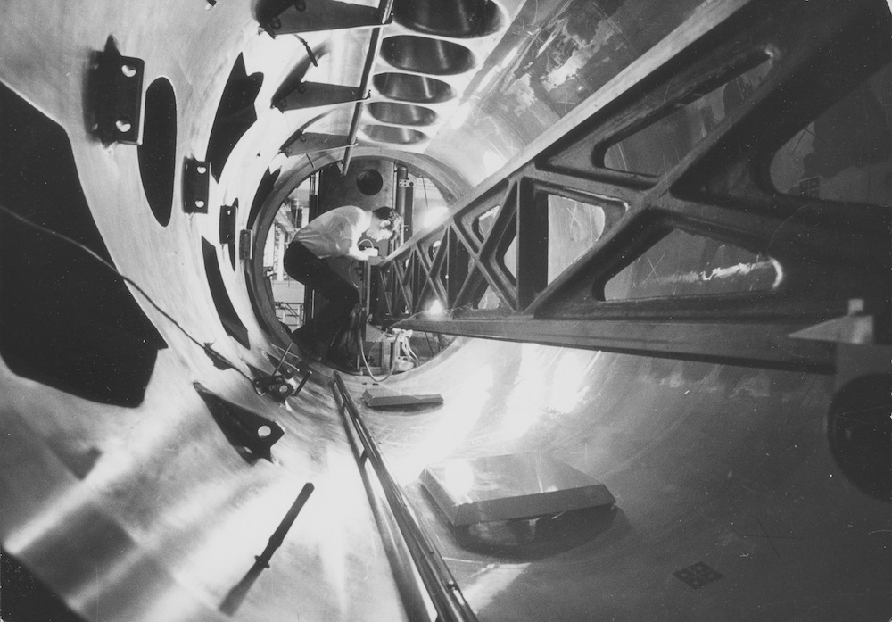 Assembly of the Mirabelle hydrogen bubble chamber