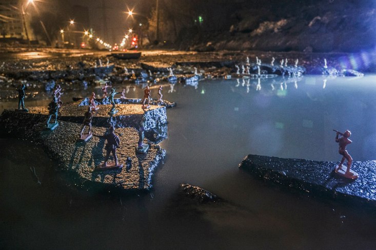 Samara photographers turn potholes into toy battlefields