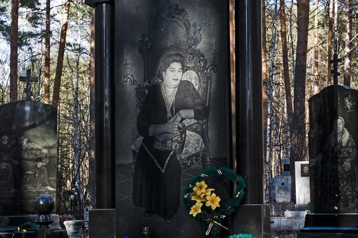 Saatchi gallery to exhibit tombstones of Russian gangsters