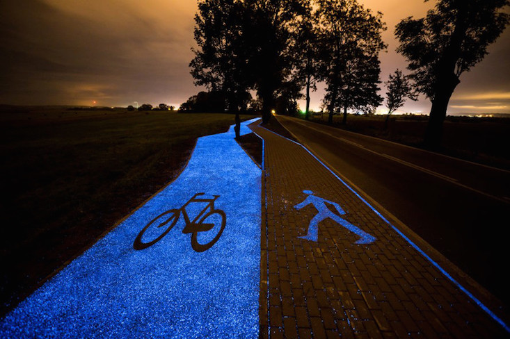 This Polish bike path charges in the sun and glows blue in the dark