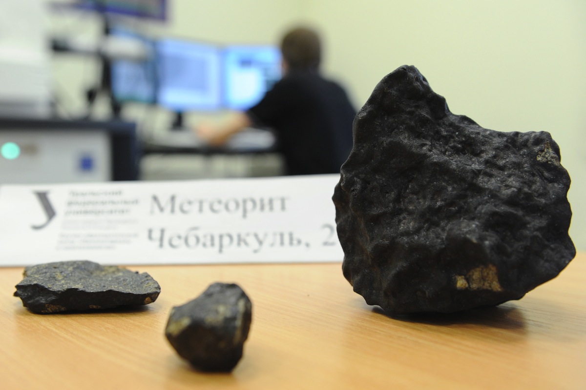 Chelyabinsk residents toast meteorite with monument