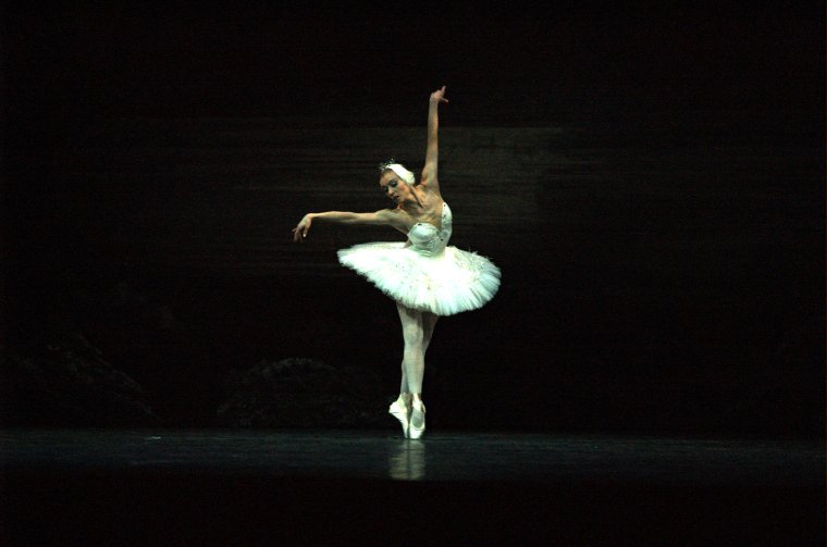 Russian ballerinas dance 32 fouettés in support of controversial film Matilda