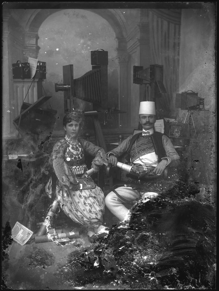 Kel Marubi met zijn vrouw in de studio / Kel Marsbul with his wife in the studio , no date © Kel Marubi / Marubi National Museum of Photography, Shkodër