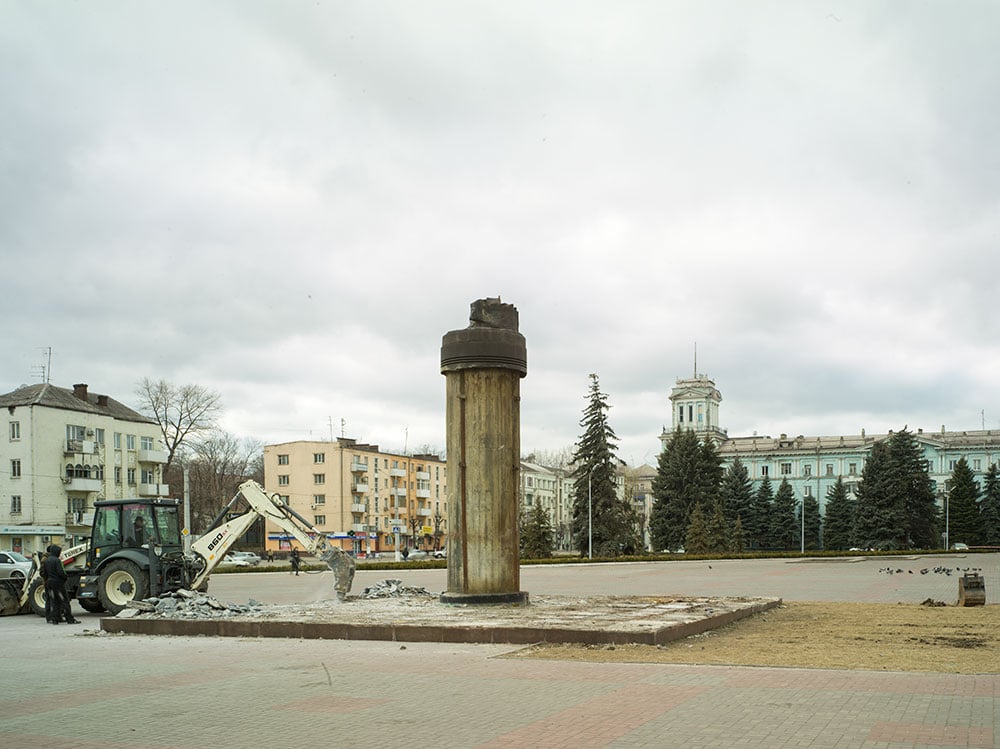 The mighty have fallen: toppling statues in the name of decommunisation