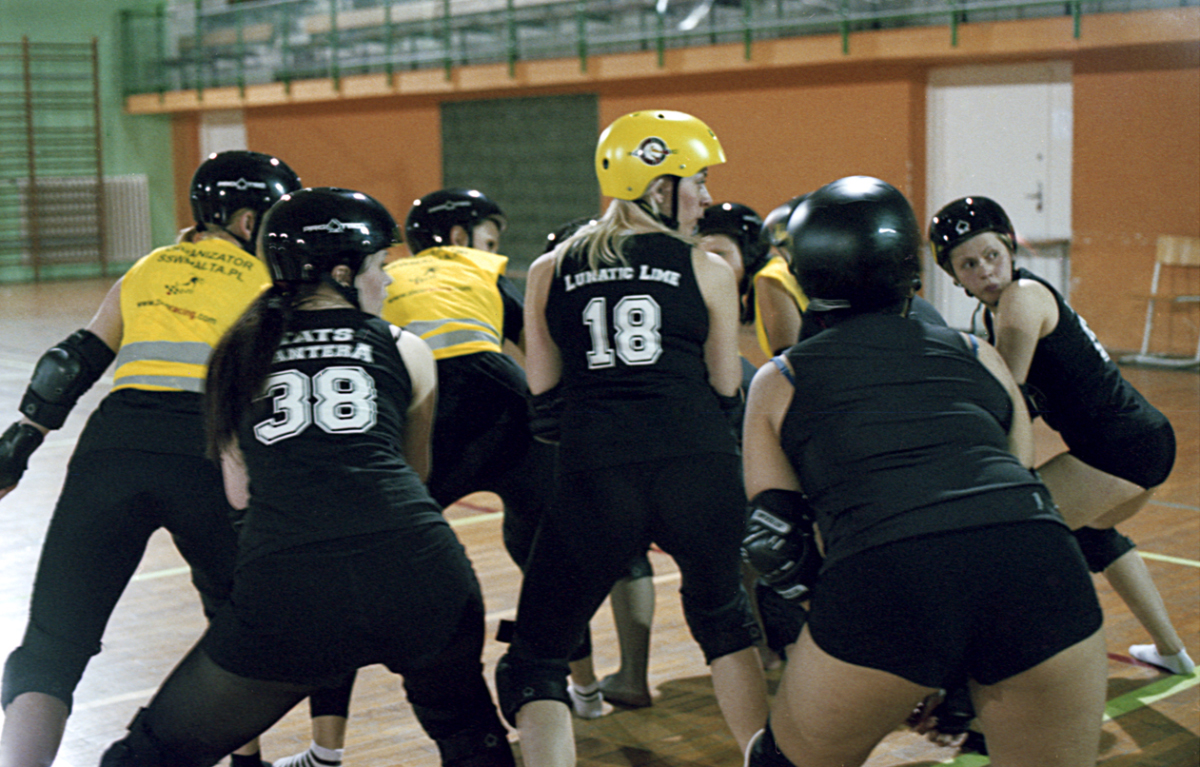 Meet the Kazakh boxing champ mixing self-defence classes with legal help for women 