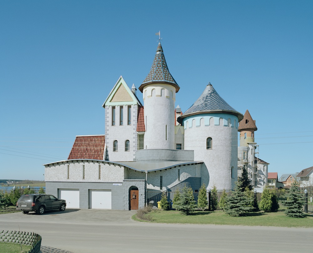 Good manors: fantasy homes of the new rich, Belarus-style